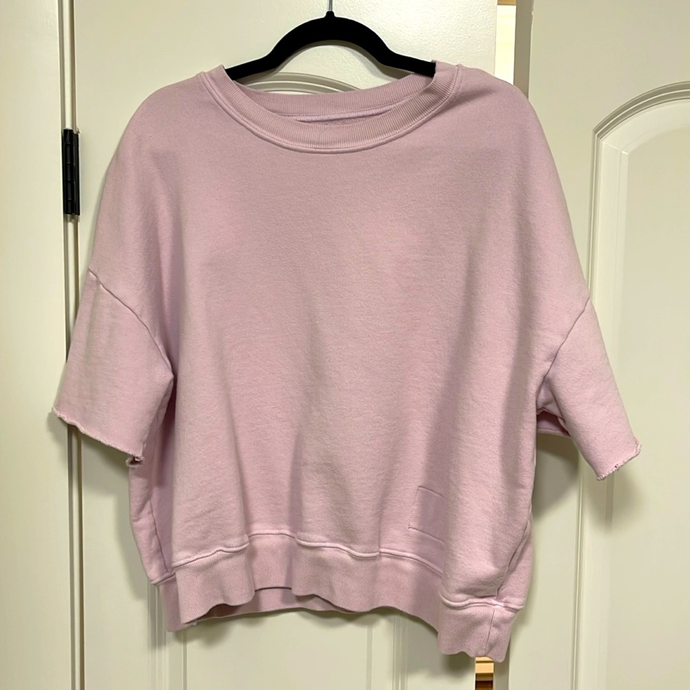 Daily drills short sleeve crew! Color is ladybird. Size XS/S